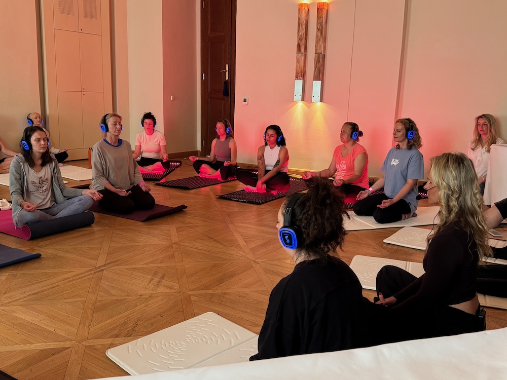 Silent jóga a meditace se sluchátky